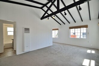 421 28th St-Unit -Upper Unit in Manhattan Beach, CA - Building Photo - Building Photo