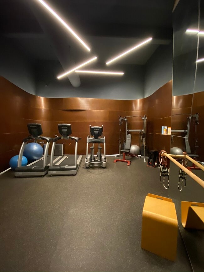 2000 S Michigan Ave, Unit 303 in Chicago, IL - Foto de edificio - Building Photo