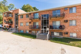 W. 8th St in Cincinnati, OH - Building Photo