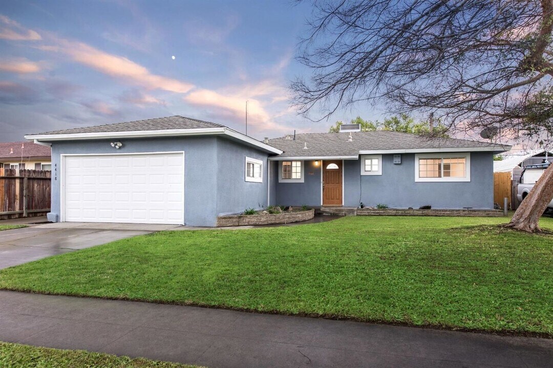 4418 E Austin Way in Fresno, CA - Building Photo