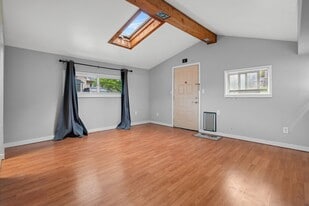 136 Locust St in Mckees Rocks, PA - Building Photo