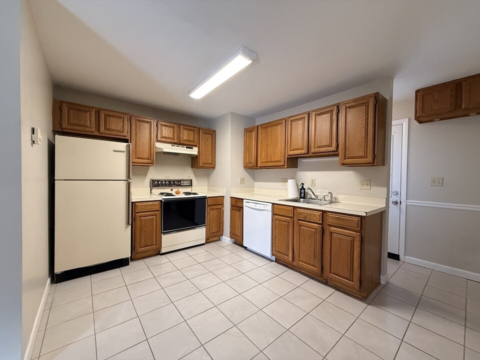 19 Maple Ave in Shrewsbury, MA - Building Photo