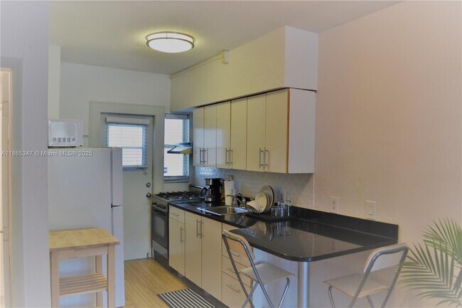 300 74th St in Miami Beach, FL - Building Photo - Building Photo