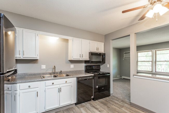 Trilein Village Apartments in Ankeny, IA - Foto de edificio - Interior Photo