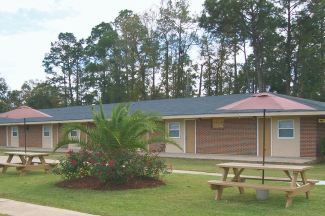 Forest Haven Apartments in Ozark, AL - Foto de edificio - Building Photo