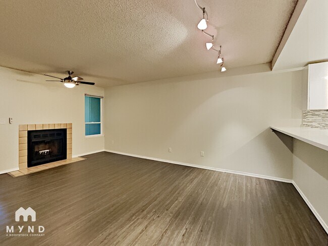 13717 Linden Ave N, Unit 221 in Seattle, WA - Building Photo - Building Photo