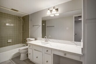 353 N Post Oak Ln in Houston, TX - Building Photo - Building Photo