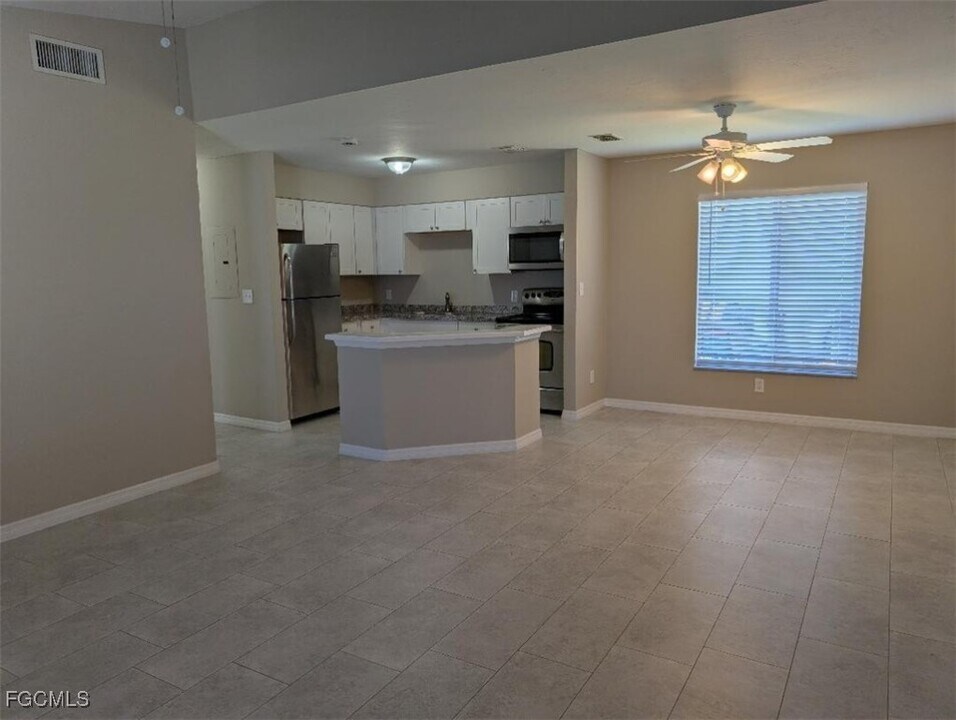 214 Hancock Bridge Pkwy in Cape Coral, FL - Foto de edificio