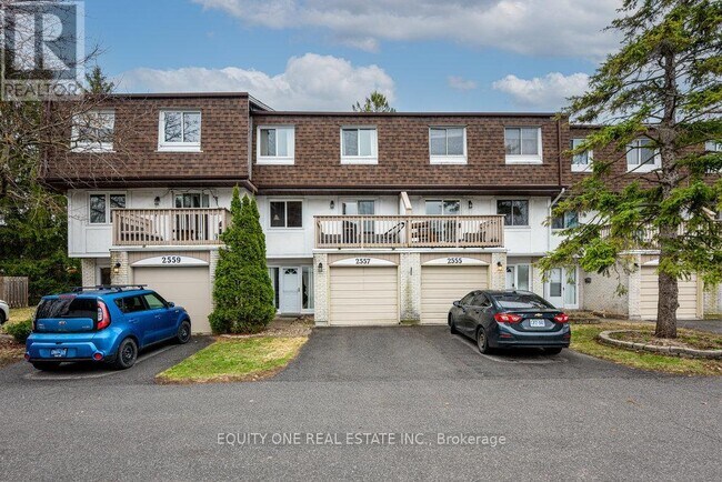2557 Flannery Dr in Ottawa, ON - Building Photo - Building Photo