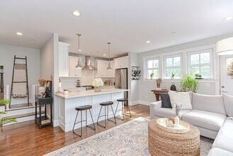 52 River St, Unit #7 in Boston, MA - Foto de edificio - Building Photo