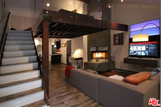 1201 N Orange Dr in Los Angeles, CA - Building Photo - Building Photo