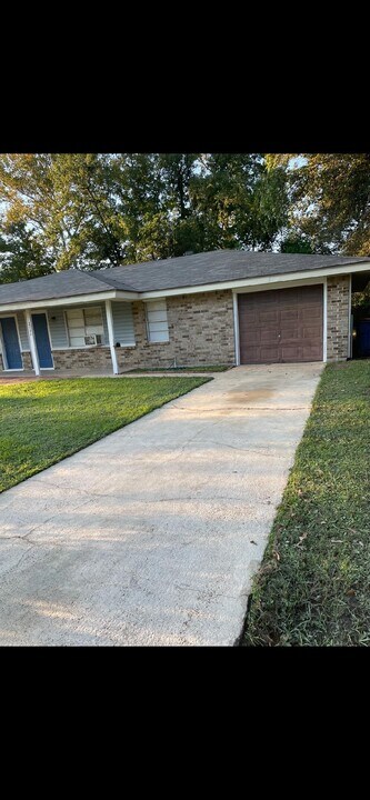 2702 Houston Ave, Unit 2702 in West Orange, TX - Building Photo