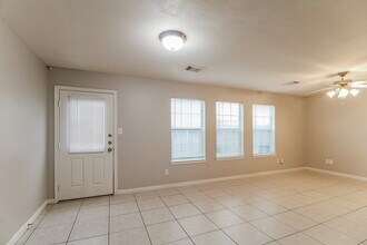 4914 N Cancun Dr in Houston, TX - Building Photo - Building Photo