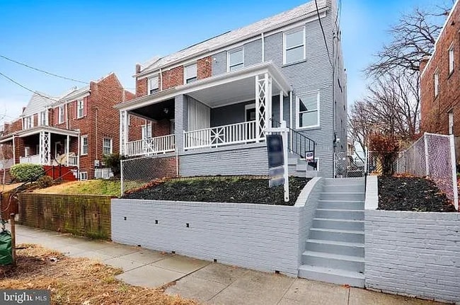 property at 724 Oneida Pl NW