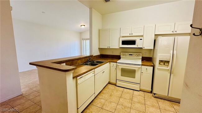 4299 Bellasol Cir in Ft. Myers, FL - Building Photo - Building Photo