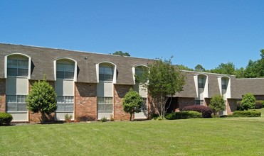 Riverhills Apartments in Grenada, MS - Building Photo - Building Photo