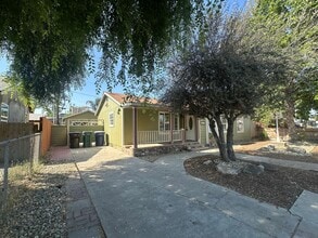 1085 E Academy Ave in Tulare, CA - Building Photo - Building Photo