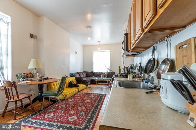 2034 N 18th St, Unit 2 in Philadelphia, PA - Foto de edificio - Building Photo