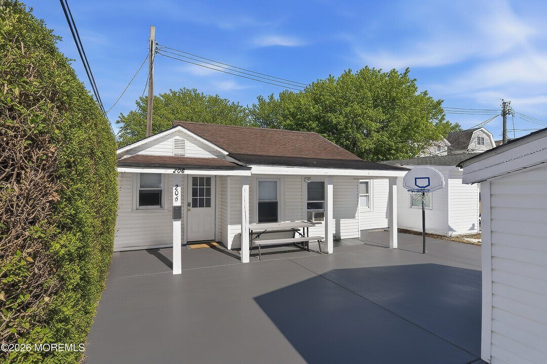 206 16th Ave in Belmar, NJ - Building Photo
