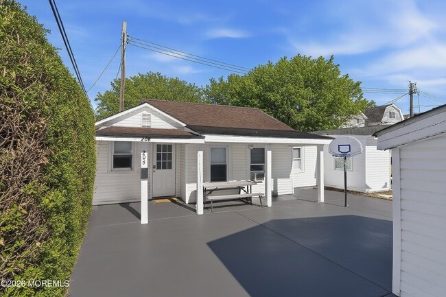 property at 206 16th Ave