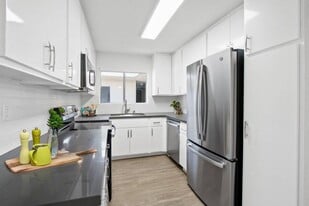 Palm Capri Apartments in Burbank, CA - Building Photo