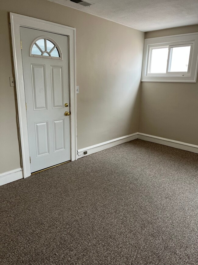 784 Farmington Ave, Unit 3rd Floor