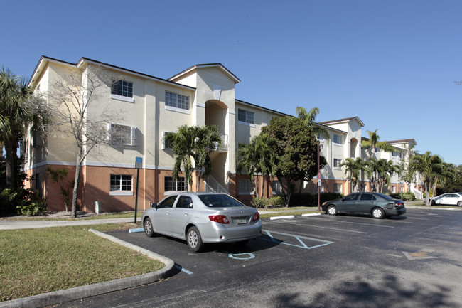 Lakewood at Emerald Hills in Hollywood, FL - Building Photo - Building Photo