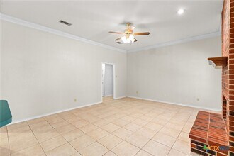 1502 Oak Knoll Ln in Lockhart, TX - Building Photo - Building Photo