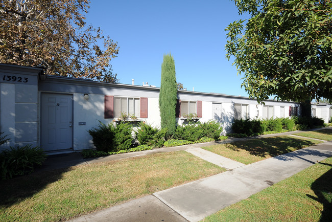 Courtyard Villas in Garden Grove, CA - Building Photo - Building Photo