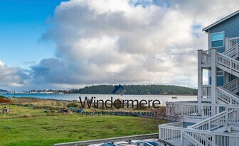 651 SE Bayshore Dr in Oak Harbor, WA - Building Photo