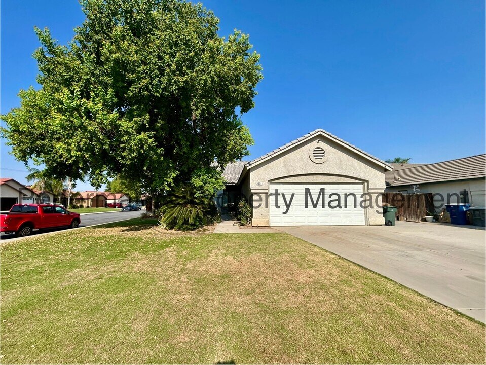 4301 Polo Pony Ln in Bakersfield, CA - Building Photo
