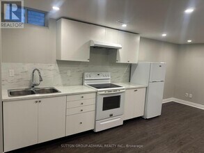 100 Gilmore Crescent in Vaughan, ON - Building Photo - Building Photo