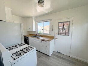 8521 Kittyhawk Ave, Unit 8521 in Los Angeles, CA - Building Photo - Building Photo
