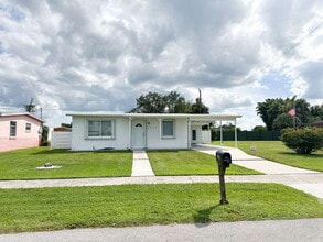 8265 Shumock Ave in North Port, FL - Building Photo - Building Photo