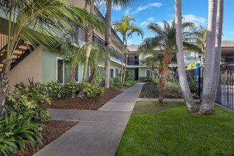 Monticello Apartments in Huntington Beach, CA - Foto de edificio - Building Photo