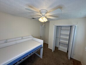 8229 Frost St N in Jacksonville, FL - Foto de edificio - Building Photo