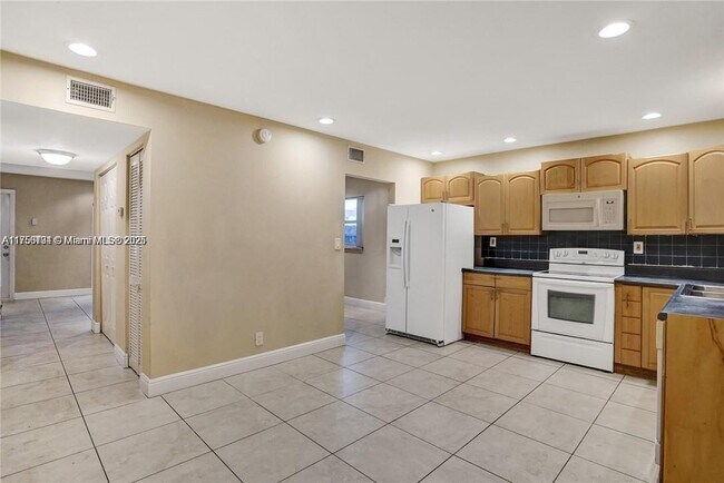 8002 Forest Blvd in North Lauderdale, FL - Foto de edificio - Building Photo