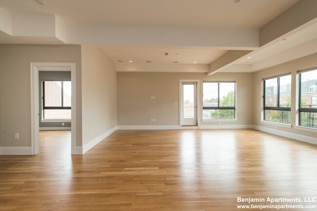 227 D St, Unit 5 in Boston, MA - Foto de edificio - Building Photo