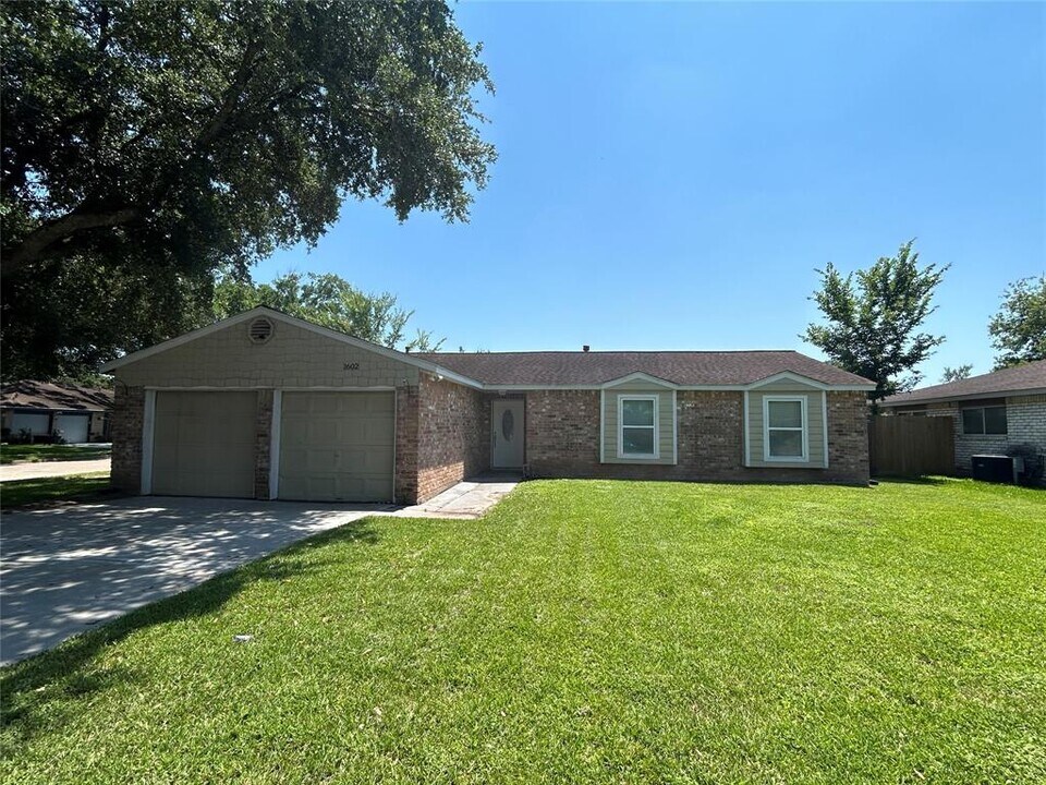 1602 Dixie Hollow St in Pearland, TX - Building Photo