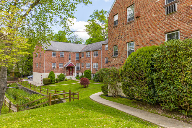 Coach House in Bryn Mawr, PA - Building Photo - Building Photo