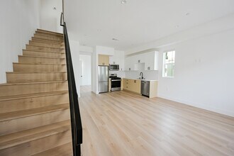 11241 Morrison St in North Hollywood, CA - Foto de edificio - Building Photo