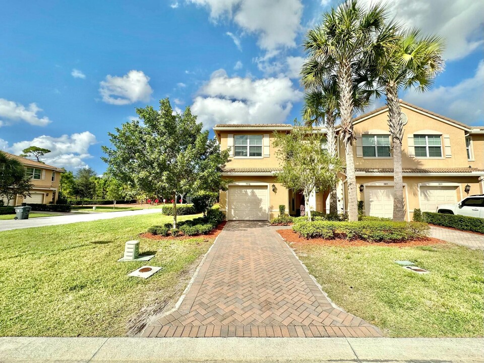 5877 Monterra Club Dr in Greenacres, FL - Building Photo