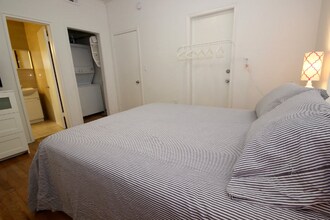 1011 9th St in Miami Beach, FL - Building Photo - Building Photo
