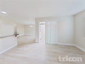 11893 Dunhill Rd in Eden Prairie, MN - Foto de edificio - Building Photo