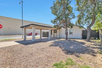 3901 W Hadley St in Phoenix, AZ - Foto de edificio - Building Photo