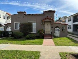 2472 Chestnut Ave in Long Beach, CA - Building Photo