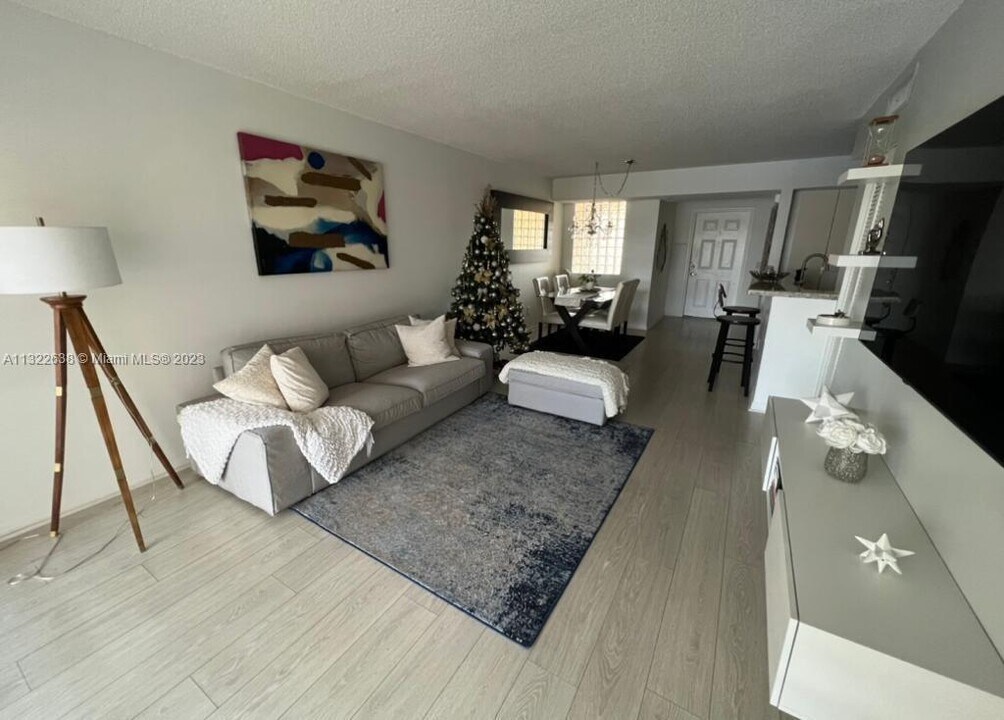 150 NW 96th Ave-Unit -9-205 in Pembroke Pines, FL - Foto de edificio