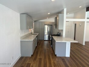 17531 Lemarsh St in Los Angeles, CA - Foto de edificio - Building Photo