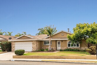 1585 Ionian St in San Diego, CA - Building Photo - Building Photo