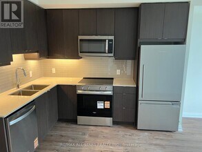 3260 Sheppard Ave E in Toronto, ON - Building Photo - Building Photo